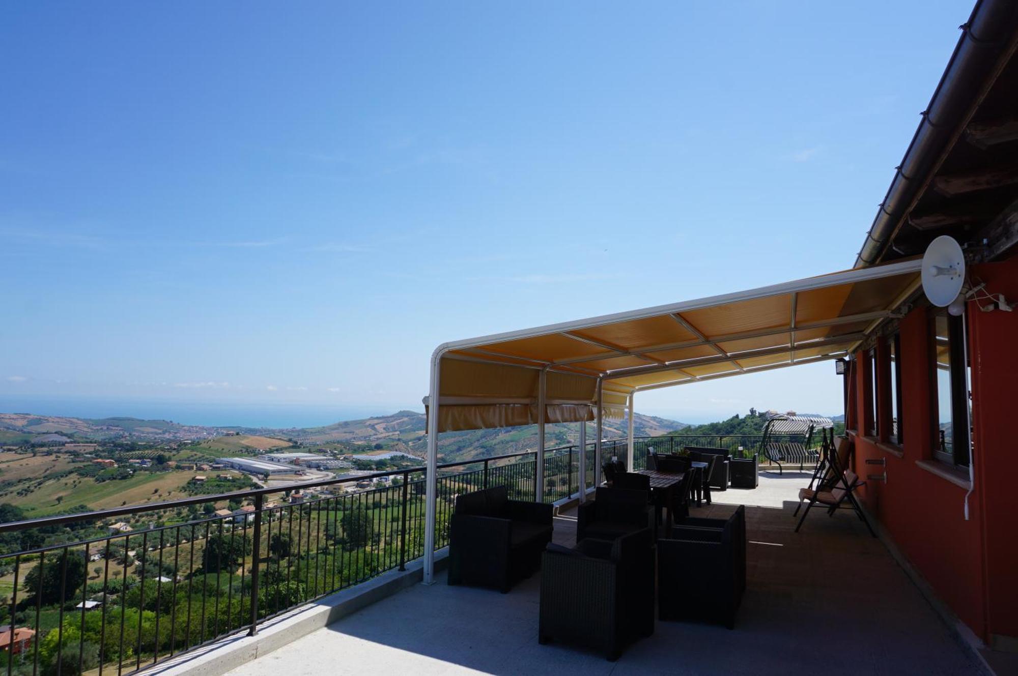 La Terrazza Motta Bed & Breakfast Atri Luaran gambar